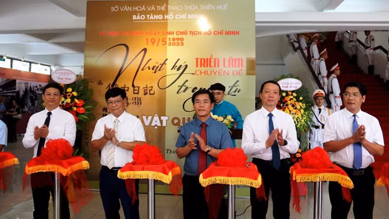 Cắt băng khai mạc triển lãm “Nhật ký trong tù - Bảo vật Quốc gia”.