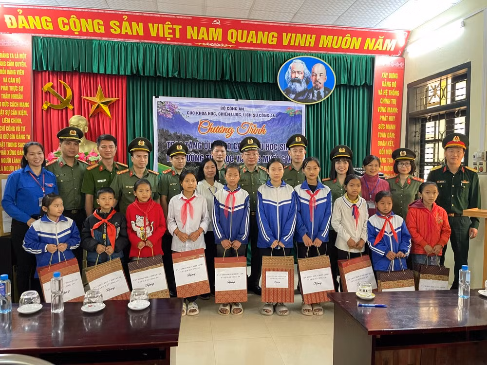 Tặng quà cho các em học sinh có hoàn cảnh khó khăn vượt khó học tập trên địa bàn xã Mường Và.