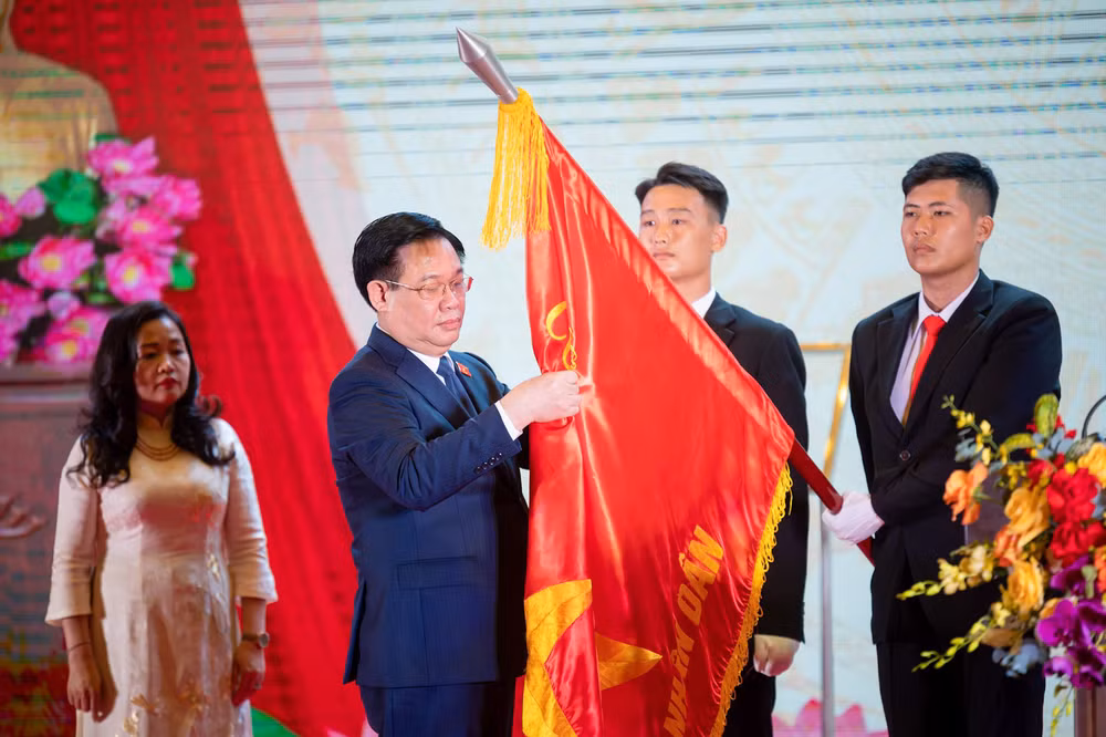Chủ tịch Quốc hội Vương Đình Huệ gắn Huân chương lên cờ truyền thống của Báo Đại biểu Nhân dân.
