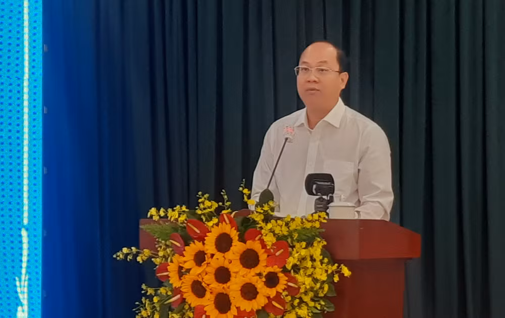Đồng chí Nguyễn Hồ Hải, Phó Bí thư Thành ủy Thành phố Hồ Chí Minh phát biểu tại hội thảo.