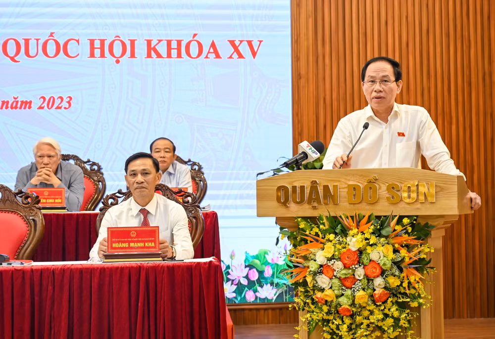 Bí thư Thành ủy, Trưởng đoàn đại biểu Quốc hội thành phố Hải Phòng Lê Tiến Châu phát biểu ý kiến tại hội nghị. Bí thư Thành ủy, Trưởng đoàn đại biểu Quốc hội thành phố Hải Phòng Lê Tiến Châu phát biểu ý kiến tại hội nghị.