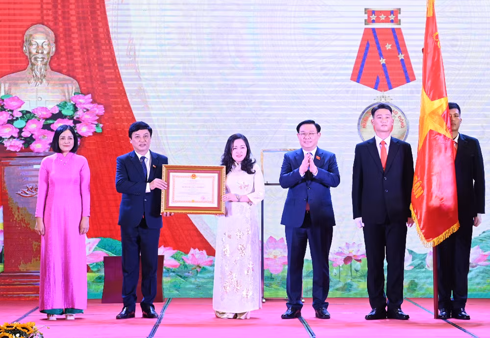 Chủ tịch Quốc hội Vương Đình Huệ trao Huân chương Lao động hạng Nhất cho Báo Đại biểu Nhân dân.