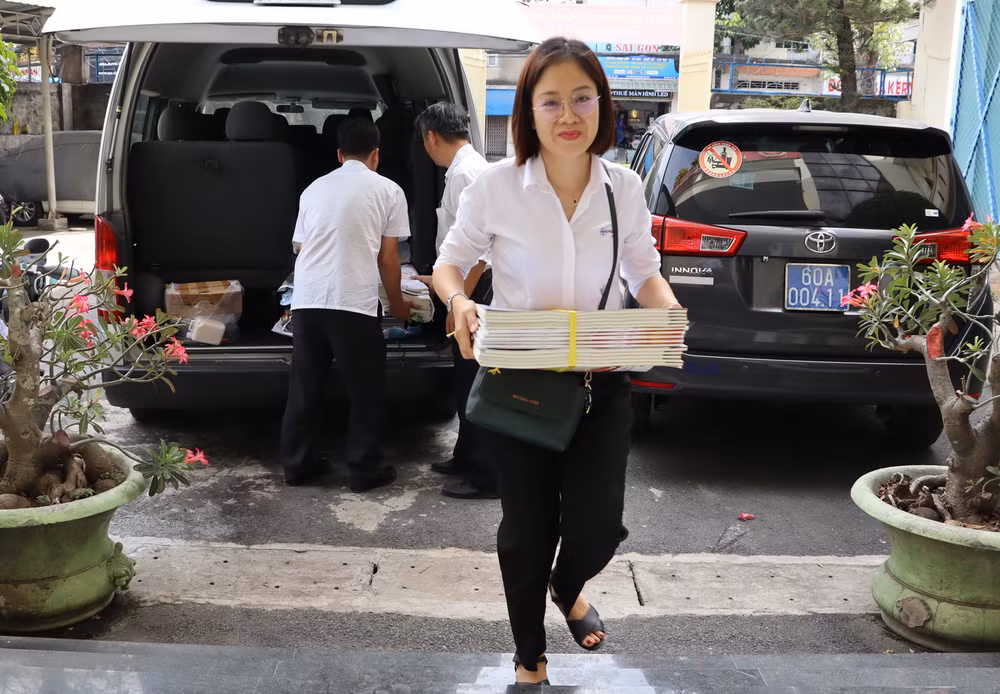 Nhân viên Công ty trách nhiệm hữu hạn một thành viên điện lực Đồng Nai vận chuyển Báo Xuân đến Hội Cựu chiến binh tỉnh Đồng Nai.