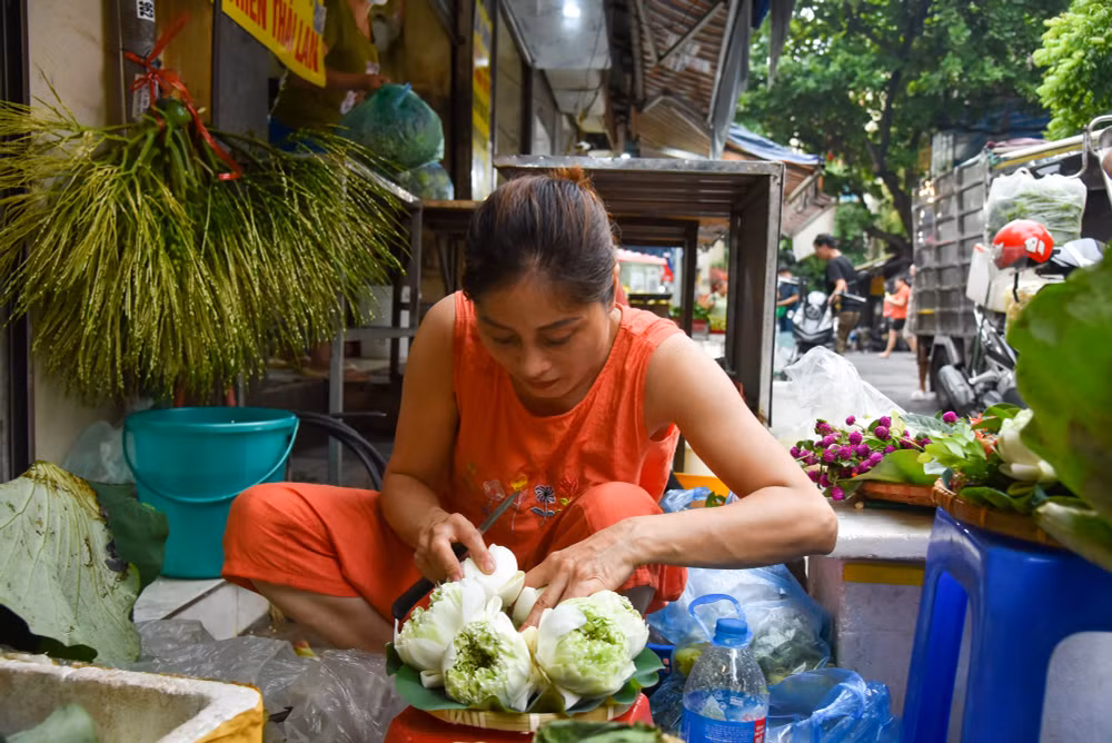 Chị Nụ (một tiểu thương) chia sẻ, chị bày biện mâm Tết Đoan Ngọ với hơn 9 loại nguyên liệu khác nhau. “Từ hôm qua tôi nhận được 50 đơn đặt hàng khác nhau, chủ yếu là cho gia đình làm mâm cúng”, chị Nụ cho biết Chị Nụ (một tiểu thương) chia sẻ, chị bày biện mâm Tết Đoan Ngọ với hơn 9 loại nguyên liệu khác nhau. “Từ hôm qua tôi nhận được 50 đơn đặt hàng khác nhau, chủ yếu là cho gia đình làm mâm cúng”, chị Nụ cho biết