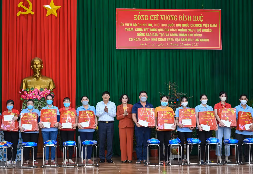 Trưởng ban Công tác đại biểu Nguyễn Thị Thanh và Phó Chủ tịch Tổng Liên đoàn Lao động Việt Nam Phan Văn Anh trao quà Tết cho các gia đình chính sách, hộ nghèo.
