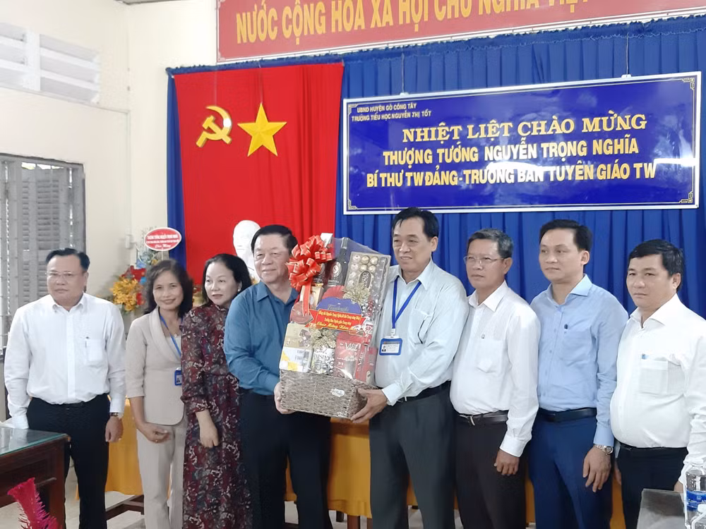 Đồng chí Nguyễn Trọng Nghĩa cùng đoàn công tác thăm, chúc Tết, tặng quà tại Trường Tiểu học Nguyễn Thị Tốt.