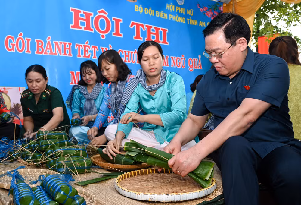 Chủ tịch Quốc hội Vương Đình Huệ tham gia gói bánh tét tại chợ Tết công đoàn 2023 được tổ chức tại Bộ Chỉ huy Bộ đội Biên phòng tỉnh An Giang.
