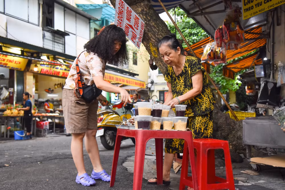 Người xưa quan niệm rằng ăn rượu nếp ngay khi thức dậy trong ngày Tết Đoan Ngọ để diệt trừ bệnh tật trong cơ thể. Người xưa quan niệm rằng ăn rượu nếp ngay khi thức dậy trong ngày Tết Đoan Ngọ để diệt trừ bệnh tật trong cơ thể.