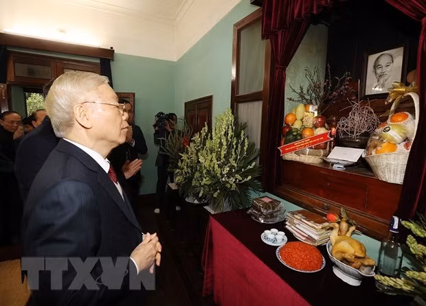 Tổng Bí thư Nguyễn Phú Trọng dâng hương tưởng niệm Chủ tịch Hồ Chí Minh. (Ảnh: Trí Dũng/TTXVN)