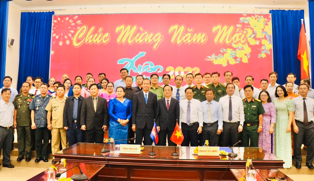 Lãnh đạo hai tỉnh chụp ảnh lưu niệm.