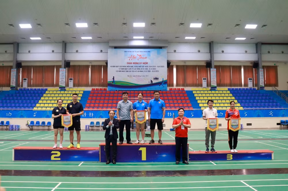 Giải thu hút sự tham gia của hơn 200 vận động viên, với 3 môn thi đấu là kéo co, cầu lông, bóng bàn.