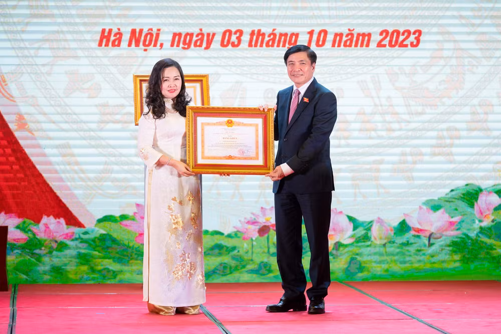 Tổng Thư ký, Chủ nhiệm Văn phòng Quốc hội Bùi Văn Cường trao Bằng khen của Thủ tướng Chính phủ cho Tổng Biên tập Phạm Thị Thanh Huyền.