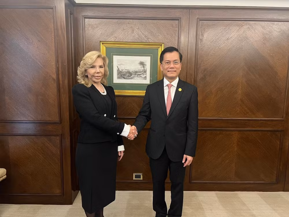 Thứ trưởng Ngoại giao Hà Kim Ngọc và bà Maria Del Carmen Perez, Lãnh sự danh dự của Việt Nam tại Cộng hòa Paraguay.
