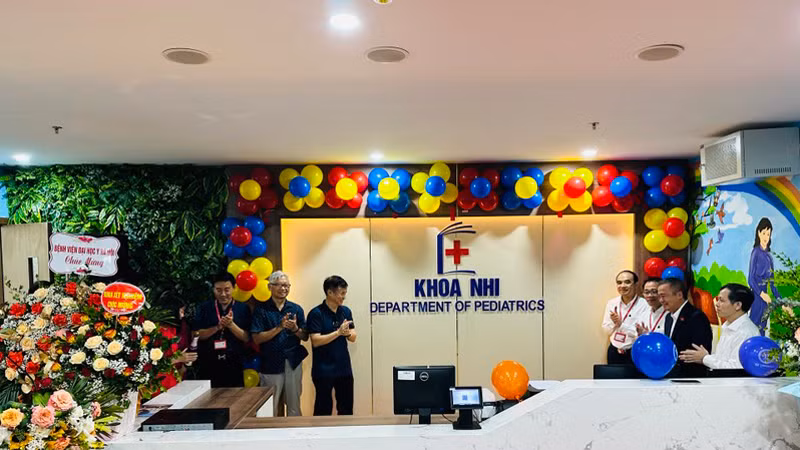 Cắt băng khánh thành Khoa Nhi của Bệnh viện Đại học Y Hà Nội.