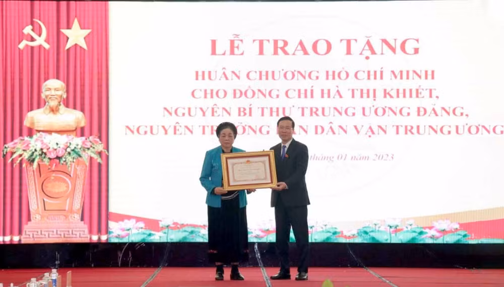 Đồng chí Võ Văn Thưởng trao tặng đồng chí Hà Thị Khiết Huân chương Hồ Chí Minh.