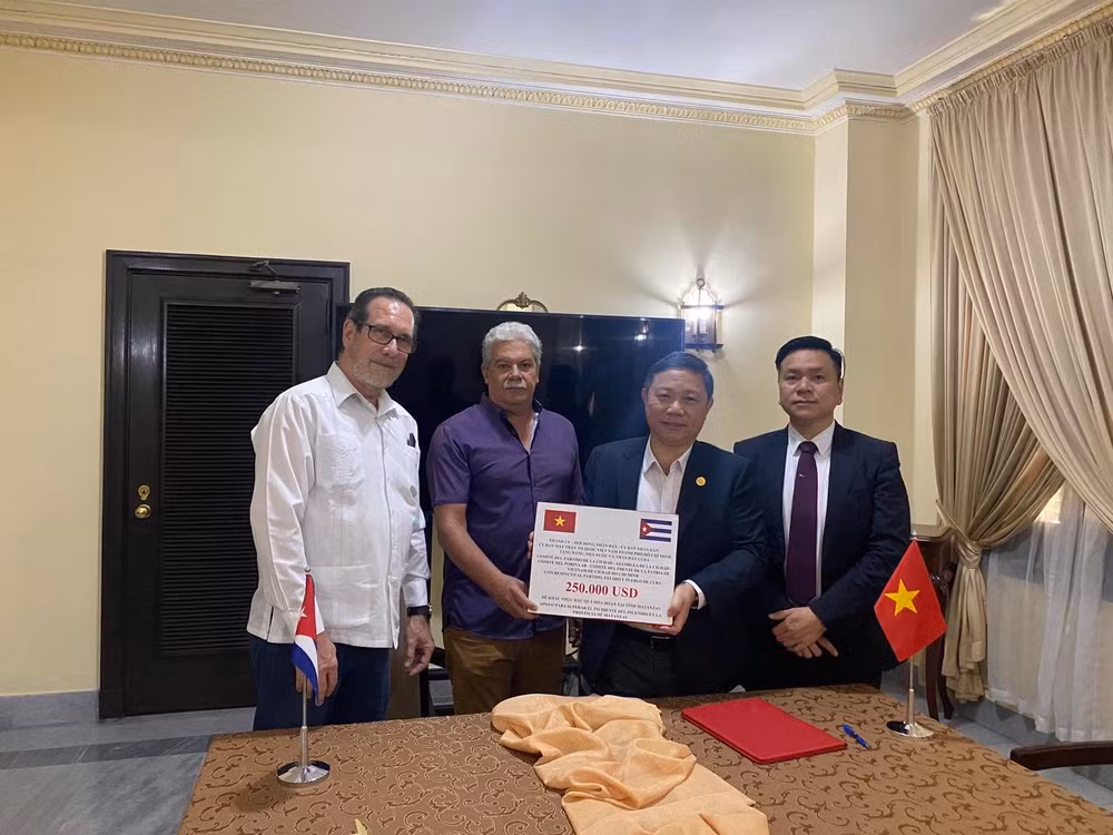 Phó Chủ tịch Ủy ban Nhân dân Thành phố Hồ Chí Minh Dương Anh Đức chuyển số tiền 250.000 USD cho đồng chí Raul Rodriguez Carricate, Vụ trưởng Vụ Hợp tác Quốc tế, Bộ Ngoại thương và Đầu tư Cuba.