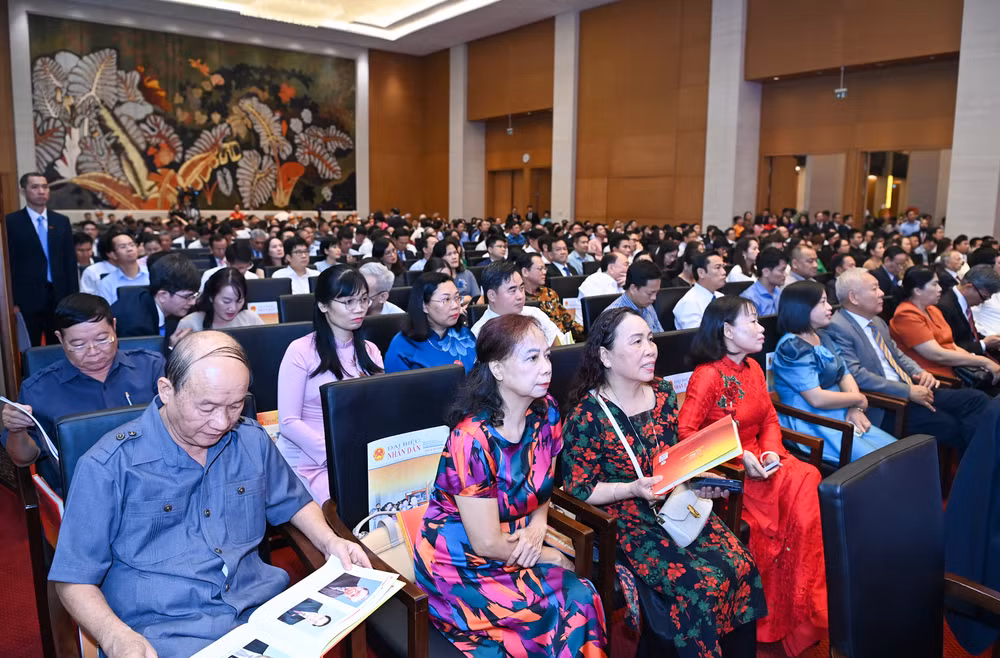Các đại biểu và các thế hệ người làm Báo Đại biểu Nhân dân dự buổi lễ.