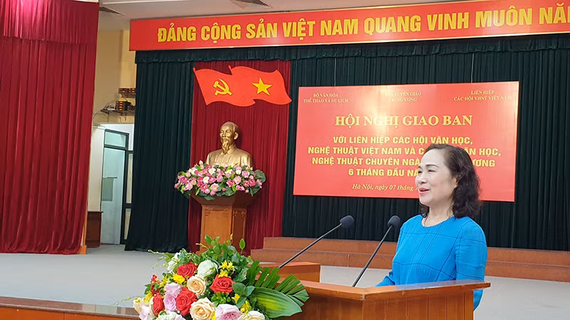 NSND Trịnh Thúy Mùi, Chủ tịch Hội nghệ sĩ sân khấu Việt Nam phát biểu ý kiến tại hội nghị. NSND Trịnh Thúy Mùi, Chủ tịch Hội nghệ sĩ sân khấu Việt Nam phát biểu ý kiến tại hội nghị.