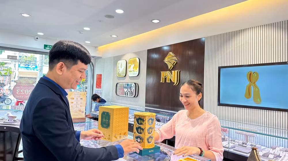Khách hàng lựa chọn set vàng 12 miếng đặc biệt lấy cảm hứng từ 12 linh vật biểu trưng cho sự may mắn, phú quý tài lộc.