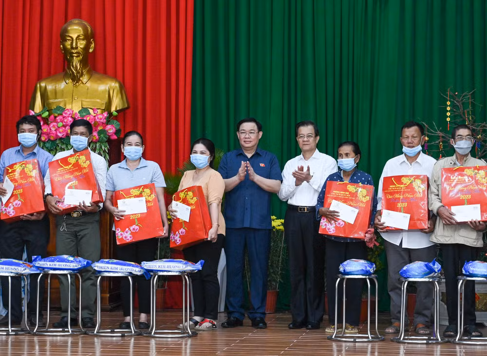 Chủ tịch Quốc hội Vương Đình Huệ và Bí thư Tỉnh ủy An Giang Lê Hồng Quang tặng quà Tết cho các gia đình chính sách, hộ nghèo.