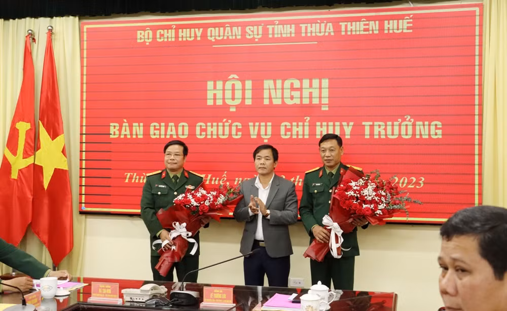 Đồng chí Chủ tịch Ủy ban nhân dân tỉnh Thừa Thiên Huế Nguyễn Văn Phương tặng hoa chúc mừng Đại tá Ngô Nam Cường và Thượng tá Phan Thắng. Đồng chí Chủ tịch Ủy ban nhân dân tỉnh Thừa Thiên Huế Nguyễn Văn Phương tặng hoa chúc mừng Đại tá Ngô Nam Cường và Thượng tá Phan Thắng.
