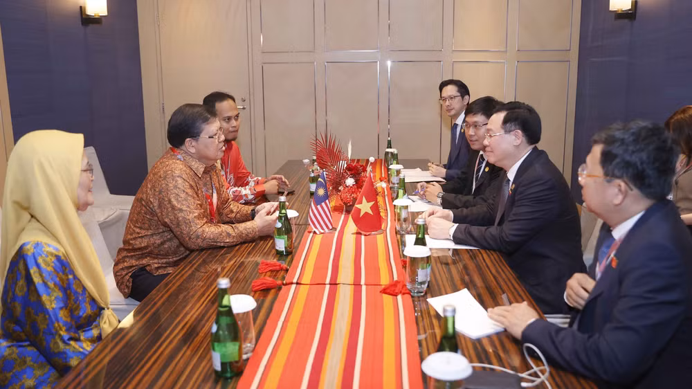 Chủ tịch Quốc hội Vương Đình Huệ gặp Chủ tịch Hạ viện Malaysia Tan Sri Dato’ Johari Bin Abdul. (Ảnh: Doãn Tấn/TTXVN) Chủ tịch Quốc hội Vương Đình Huệ gặp Chủ tịch Hạ viện Malaysia Tan Sri Dato’ Johari Bin Abdul. (Ảnh: Doãn Tấn/TTXVN)