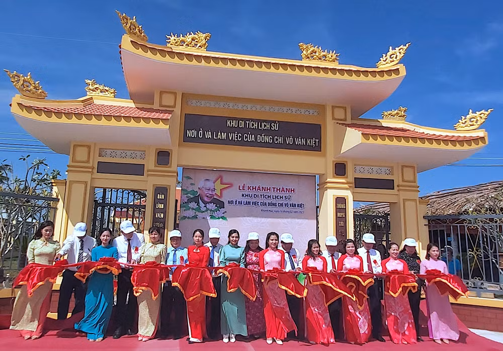 Lãnh đạo địa phương thực hiện nghi thức khánh thành công trình Khu di tích lịch sử “Nơi ở và làm việc của đồng chí Võ Văn Kiệt”.