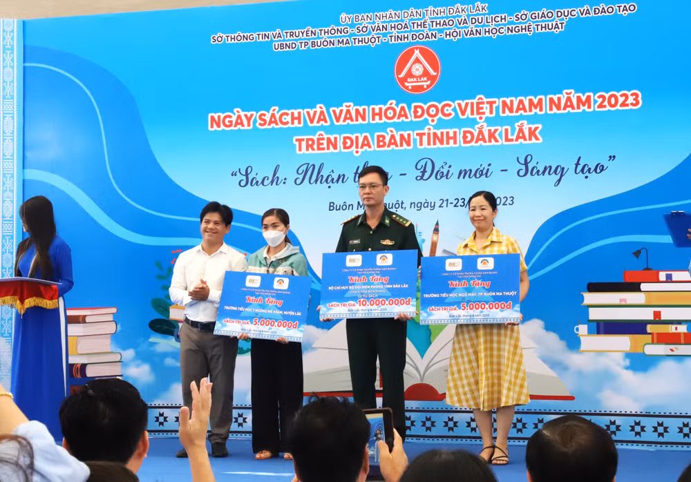 Các đơn vị phát hành sách tặng sách cho Bộ Chỉ huy Bộ đội Biên phòng tỉnh Đắk Lắk và các trường học trên địa bàn tỉnh. Các đơn vị phát hành sách tặng sách cho Bộ Chỉ huy Bộ đội Biên phòng tỉnh Đắk Lắk và các trường học trên địa bàn tỉnh.
