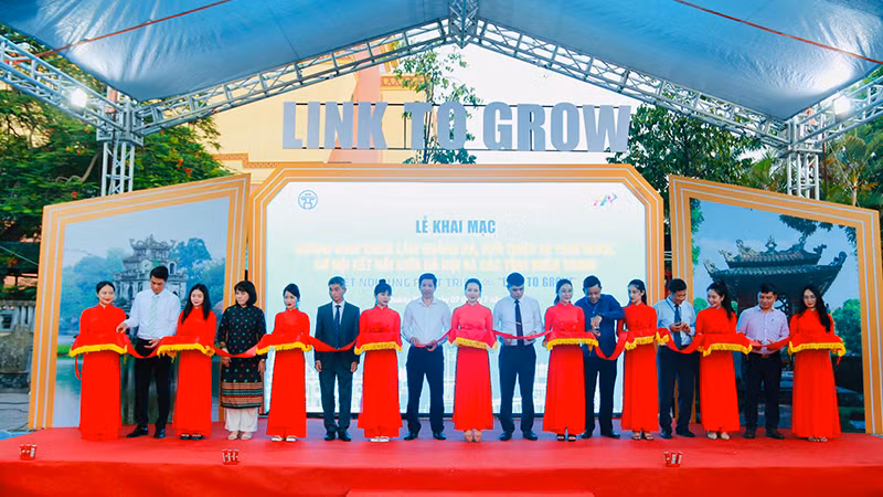 Lễ cắt băng khai mạc hội nghị “Xúc tiến đầu tư, thương mại, du lịch Hà Nội và các tỉnh miền Trung kết nối cùng phát triển - Link to Grow”. (Ảnh: HPA)