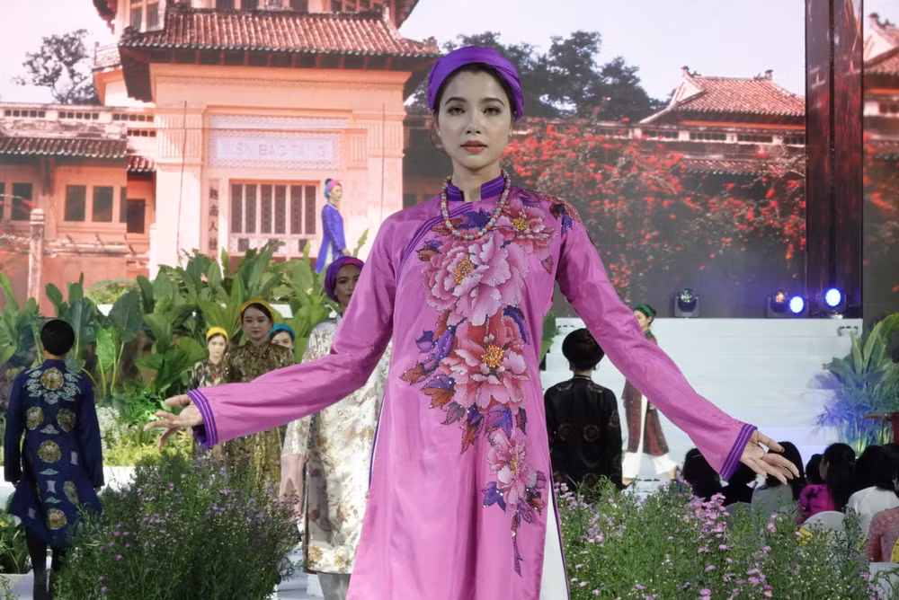 Bộ sưu tập “Hương xưa” của Nhà thiết kế Sĩ Hoàng. Bộ sưu tập “Hương xưa” của Nhà thiết kế Sĩ Hoàng.