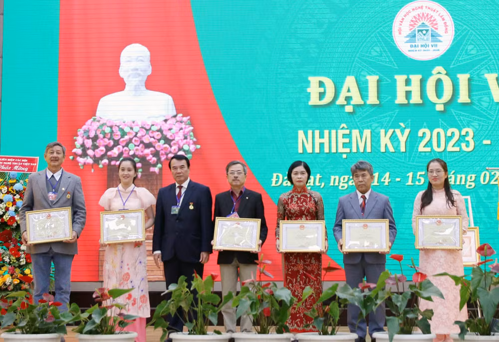 Phó Chủ tịch Ủy ban nhân dân tỉnh Lâm Đồng Phạm S trao bằng khen Ủy ban nhân dân tỉnh tặng các tập thể. Phó Chủ tịch Ủy ban nhân dân tỉnh Lâm Đồng Phạm S trao bằng khen Ủy ban nhân dân tỉnh tặng các tập thể.