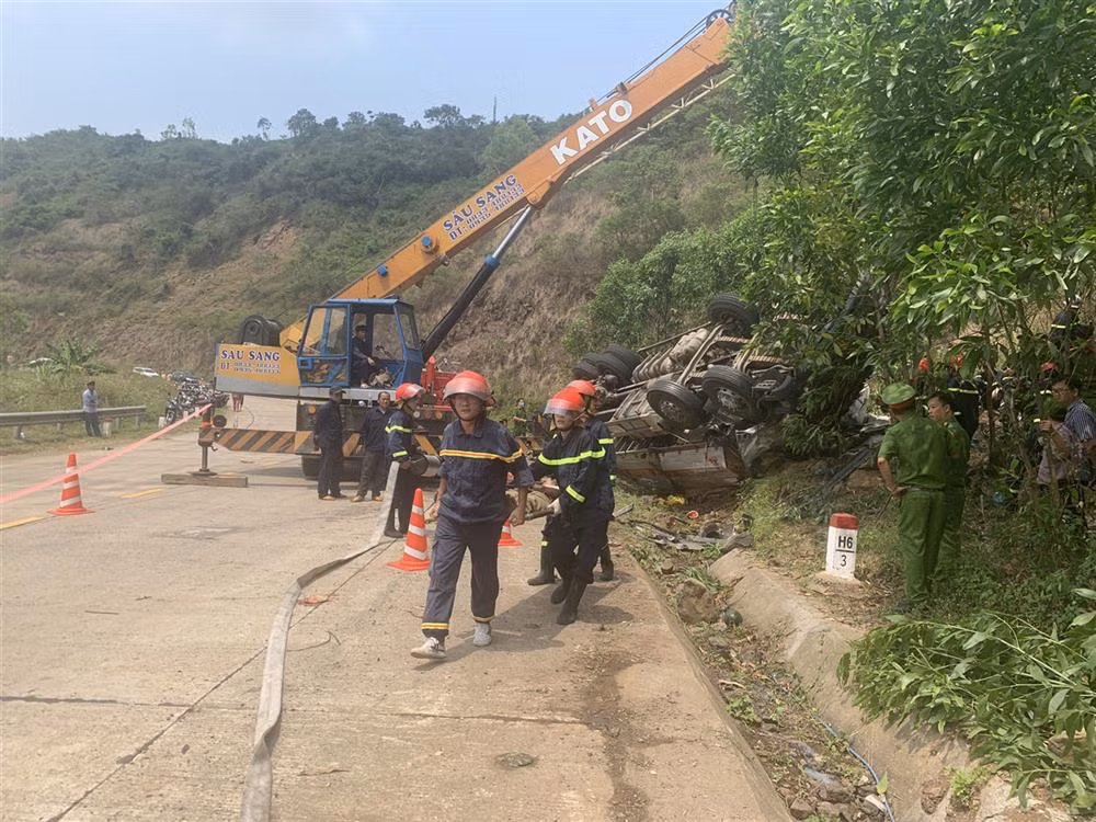 Lực lượng chức năng cứu hộ, cứu nạn tại hiện trường xảy ra tai nạn.