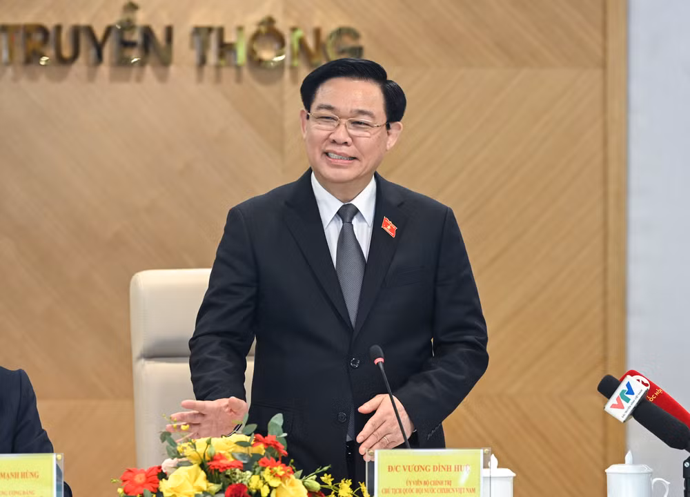Chủ tịch Quốc hội Vương Đình Huệ phát biểu ý kiến tại buổi làm việc. Chủ tịch Quốc hội Vương Đình Huệ phát biểu ý kiến tại buổi làm việc.