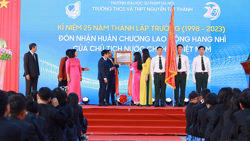 Thầy và trò Nhà trường vinh dự đón nhận Huân chương Lao động hạng Nhì.