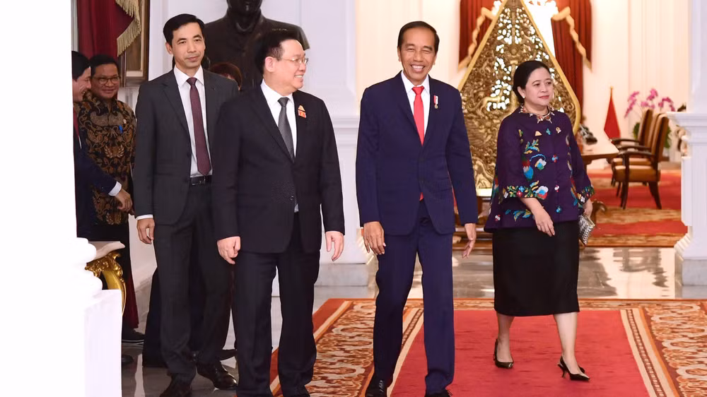 Tổng thống Joko Widodo nồng nhiệt chào mừng và đánh giá cao ý nghĩa chuyến thăm Indonesia của Chủ tịch Quốc hội Vương Đình Huệ nhân dịp kỷ niệm 10 năm thiết lập Quan hệ Đối tác Chiến lược Việt Nam-Indonesia (2013-2023). (Ảnh: TTXVN) Tổng thống Joko Widodo nồng nhiệt chào mừng và đánh giá cao ý nghĩa chuyến thăm Indonesia của Chủ tịch Quốc hội Vương Đình Huệ nhân dịp kỷ niệm 10 năm thiết lập Quan hệ Đối tác Chiến lược Việt Nam-Indonesia (2013-2023). (Ảnh: TTXVN)