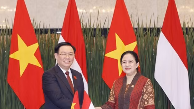 Chủ tịch Quốc hội Vương Đình Huệ và Chủ tịch Hạ viện Indonesia Puan Maharani. (Ảnh: TTXVN)