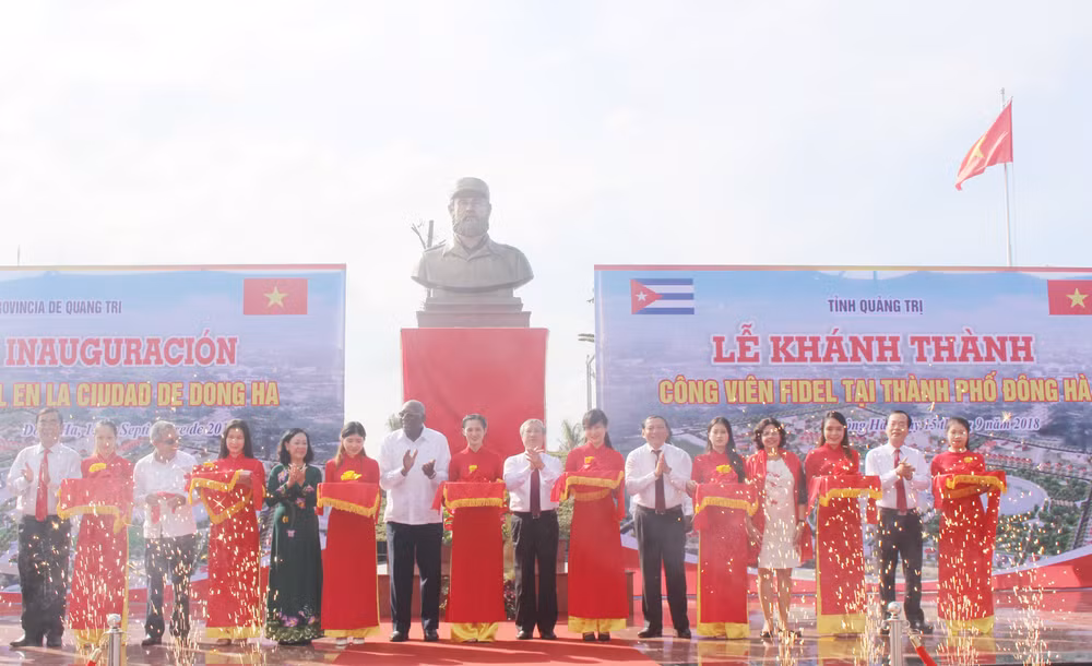 Lãnh đạo hai Đảng, Nhà nước Việt Nam-Cuba và lãnh đạo tỉnh Quảng Trị cắt băng khánh thành Công viên Fidel sáng 15/9/2018 tại thành phố Đông Hà.