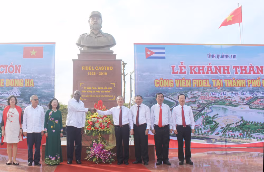 Bắt tay nồng ấm thể hiện Đảng và Nhà nước Việt Nam-Cuba luôn đoàn kết khăng khít bên nhau. (Ảnh: LÂM QUANG HUY)