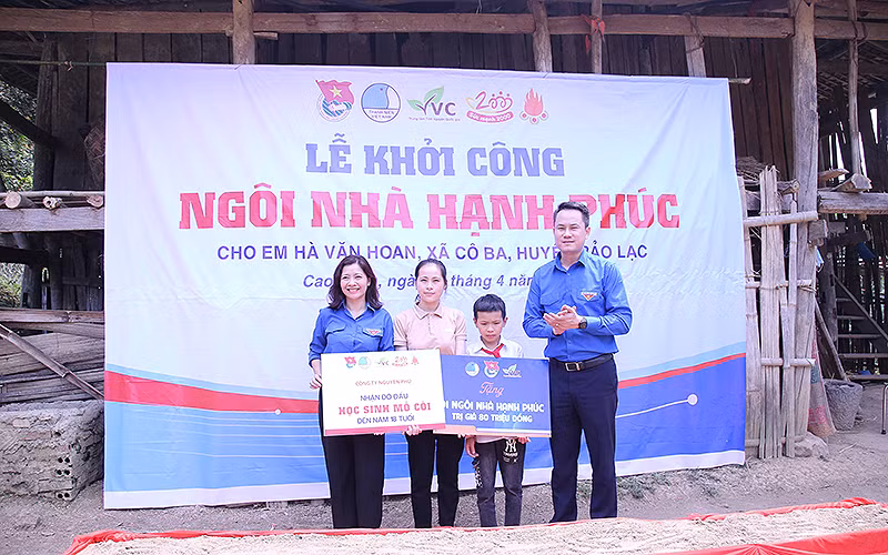 Đại diện Trung ương Hội Liên hiệp Thanh niên Việt Nam trao tượng trưng kinh phí xây “Ngôi nhà hạnh phúc”, kinh phí đỡ đầu tặng em Hà Văn Hoan và chị gái.