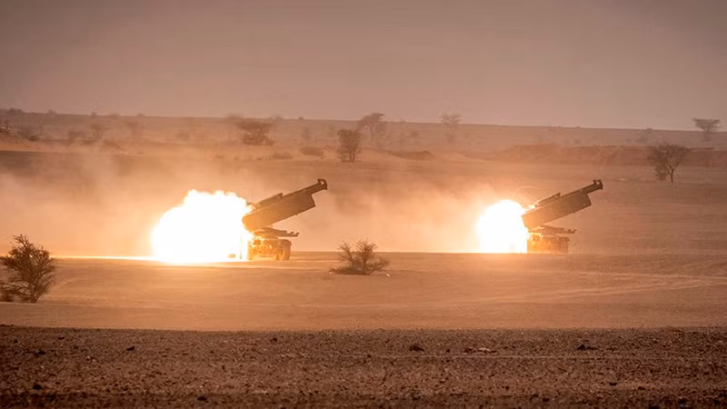 Hệ thống tên lửa pháo binh cơ động cao (HIMARS) của Mỹ khai hỏa trong một cuộc tập trận. (Ảnh: AFP/TTXVN)