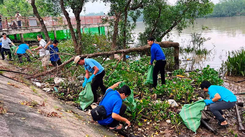 Lực lượng đoàn viên, thanh niên, người lao động tích cực tham gia hoạt động vớt rác ven sông Bến Tre.