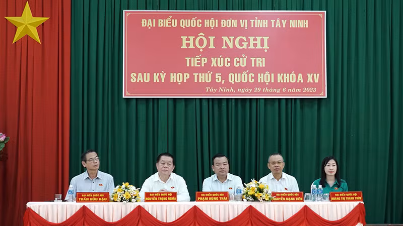 Đồng chí Nguyễn Trọng Nghĩa, Bí thư Trung ương Đảng, Trưởng Ban Tuyên giáo Trung ương tiếp xúc cử tri. 