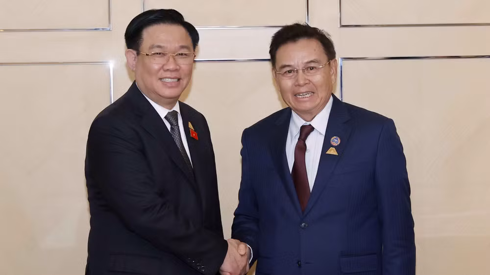 Chủ tịch Quốc hội Vương Đình Huệ và Chủ tịch Quốc hội Lào Saysomphone Phomvihane. (Ảnh: Doãn Tấn/TTXVN) Chủ tịch Quốc hội Vương Đình Huệ và Chủ tịch Quốc hội Lào Saysomphone Phomvihane. (Ảnh: Doãn Tấn/TTXVN)