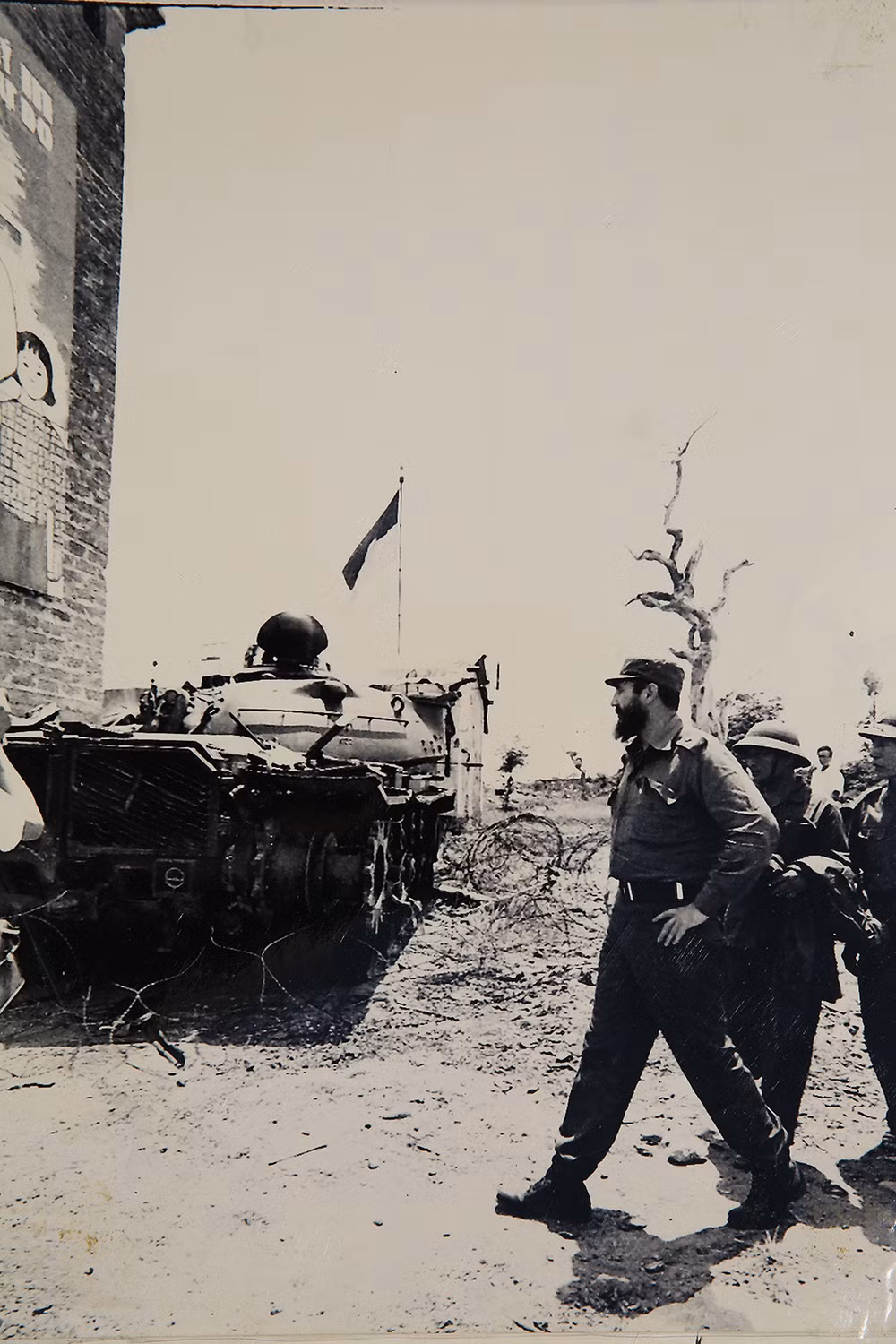 Chủ tịch Fidel Castro thăm lô cốt Đông Hà. Chủ tịch Fidel Castro thăm lô cốt Đông Hà.
