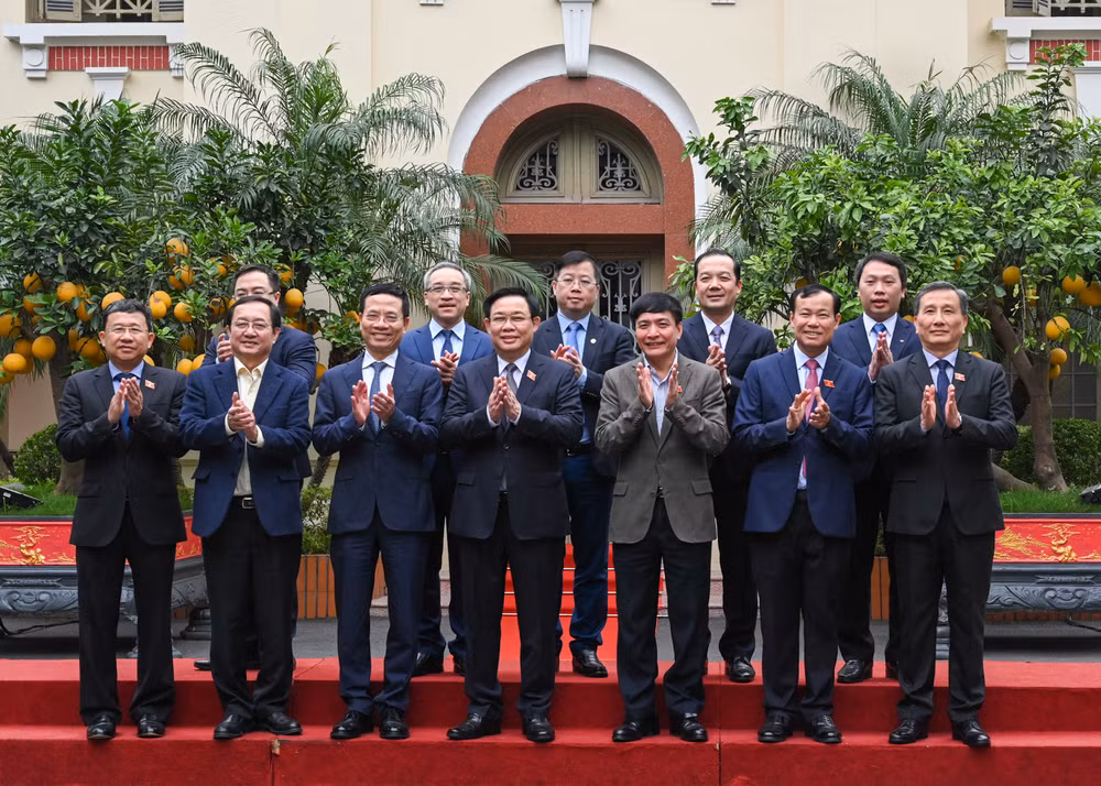 Chủ tịch Quốc hội Vương Đình Huệ cùng các đại biểu với lãnh đạo Bộ Thông tin và Truyền thông. Chủ tịch Quốc hội Vương Đình Huệ cùng các đại biểu với lãnh đạo Bộ Thông tin và Truyền thông.