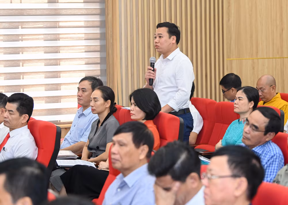 Cử tri Nguyễn Đức Anh (phường Ngọc Xuyên) tham gia ý kiến về vướng mắc khi thi hành các văn bản hướng dẫn luật. Cử tri Nguyễn Đức Anh (phường Ngọc Xuyên) tham gia ý kiến về vướng mắc khi thi hành các văn bản hướng dẫn luật.