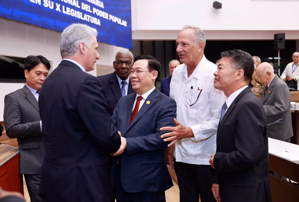 Bí thư Thứ nhất Ban Chấp hành Trung ương Đảng Cộng sản Cuba, Chủ tịch nước Cộng hòa Cuba Miguel Díaz-Canel và Chủ tịch Quốc hội Vương Đình Huệ tại phiên họp. (Ảnh: DOÃN TẤN)