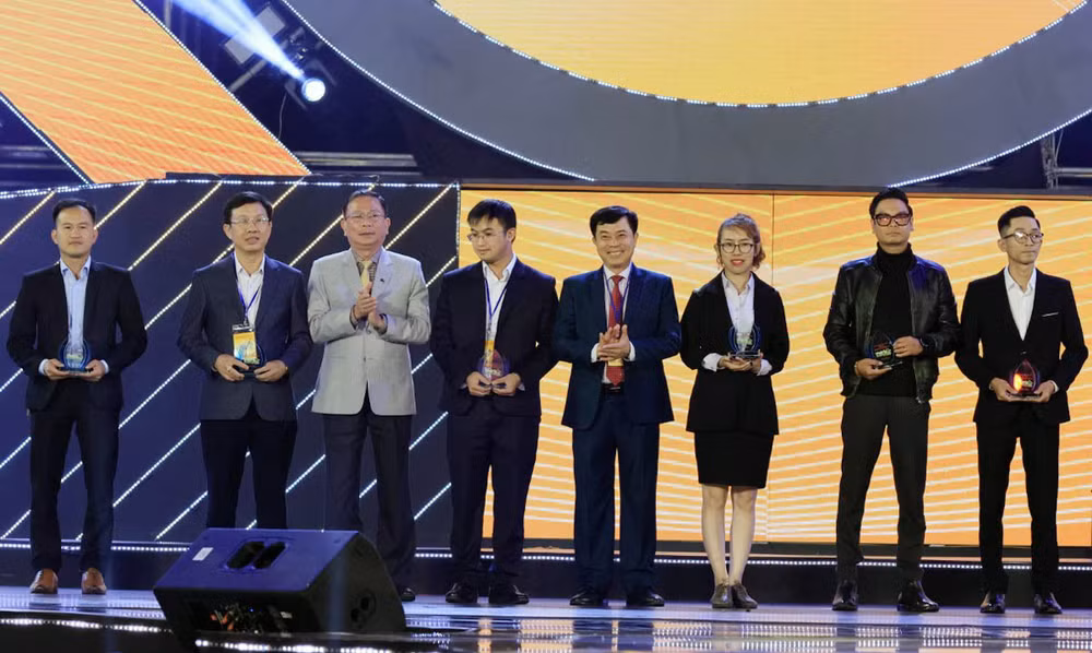 Ban Tổ chức trao tặng biểu trưng lưu niệm các đơn vị đồng hành. Ban Tổ chức trao tặng biểu trưng lưu niệm các đơn vị đồng hành.