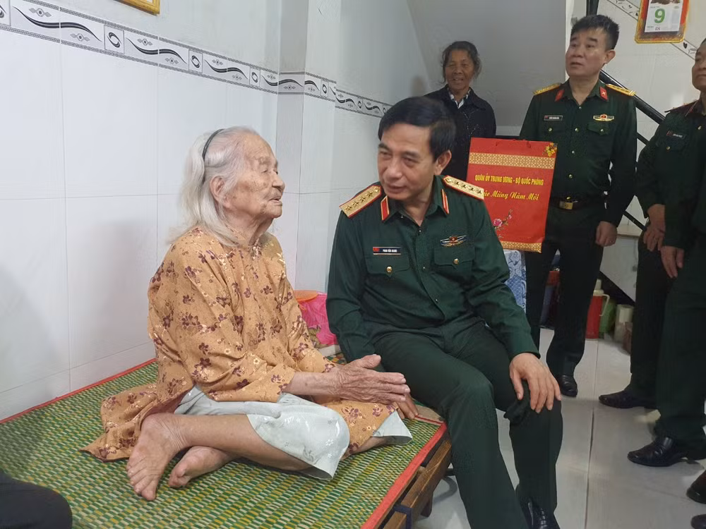 Đại tướng Phan Văn Giang, Ủy viên Bộ Chính trị, Phó Bí thư Quân ủy Trung ương, Bộ trưởng Quốc phòng thăm, tặng quà gia đình bà Lê Thị Cam, Mẹ Việt Nam Anh hùng ở phường Hải Cảng, thành phố Quy Nhơn, tỉnh Bình Định.