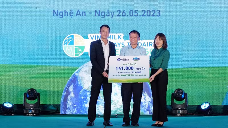 Đại diện Quỹ bảo trợ trẻ em Việt Nam và nhà máy sữa Vinamilk Nghệ An trao tặng sữa cho Quỹ bảo trợ trẻ em tỉnh Nghệ An.